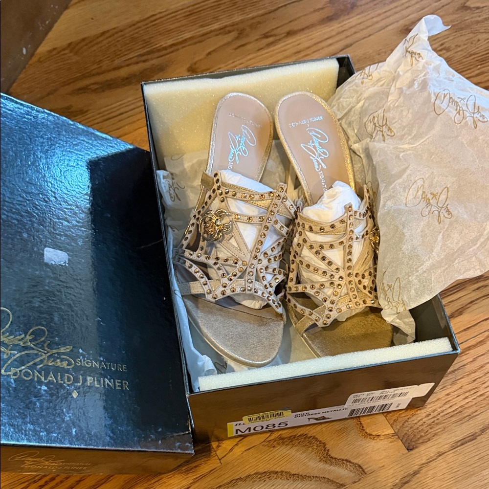 Donald J. Pliner Metallic Gold Women's Sandals - Picture 8 of 9